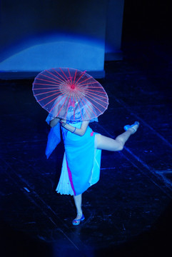 江南美女纸伞舞蹈