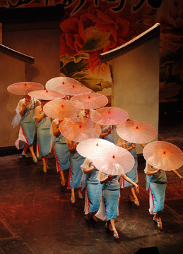 江南美女纸伞舞蹈