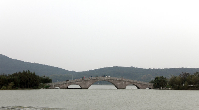 湖中拱桥