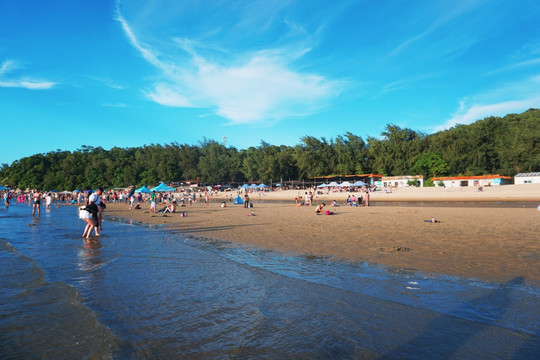 马尾岛旅游海边度假的人群风景