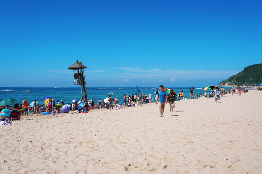 阳江旅游海边度假的人群唯美风景