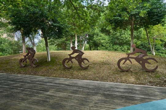 自行车小景 人骑自行车雕塑