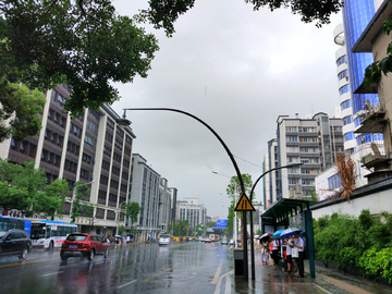 雨天福州街景