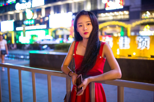 马路边的女孩