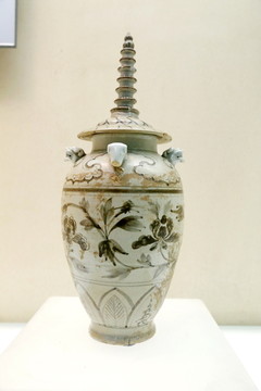元代的青花牡丹纹塔式盖瓶