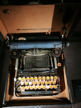 旧式英文打字机