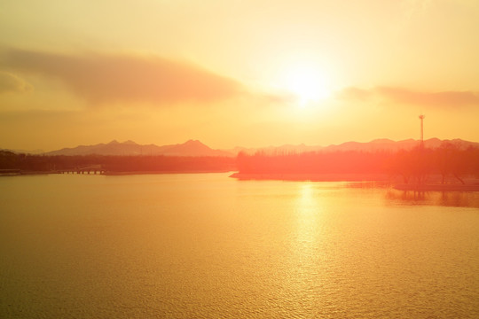 唯美湖景晚霞