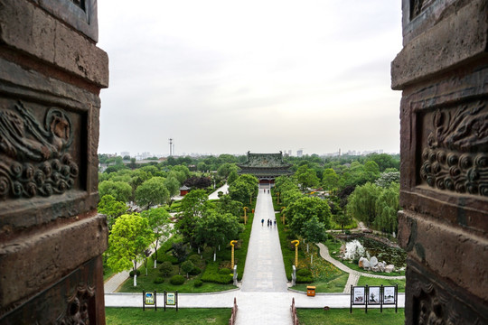 古建筑漏窗外的风景