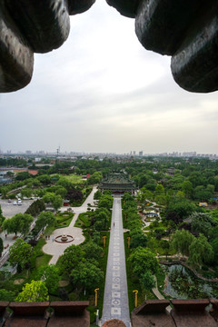 古建筑漏窗外的风景