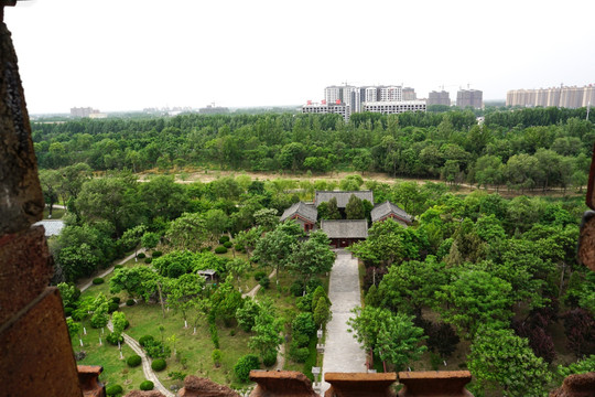 古建筑漏窗外的风景