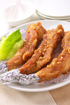 生炸蒜香骨