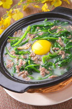 窝蛋牛肉菠菜