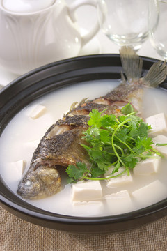 老豆腐炖野生河鲫鱼