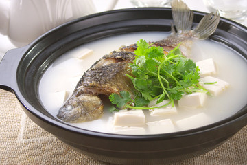 老豆腐炖野生河鲫鱼