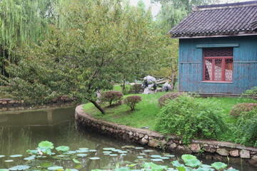 小河旁的竹房子