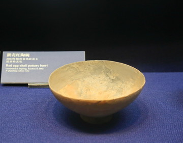 金鸡岭出土的红陶碗