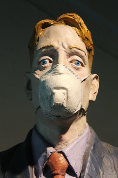 彩色雕塑带口罩的外国男子
