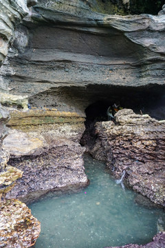 礁石岩洞