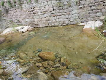 岩石流水