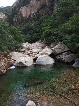岩石流水
