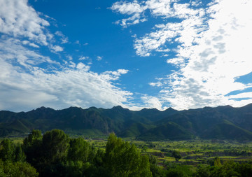 蓝天白云山峰