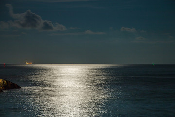 深圳南澳较场尾月光下的海面和礁