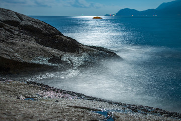 深圳南澳较场尾月光下的海面和礁