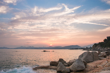 夏季海边天空的美丽晚霞