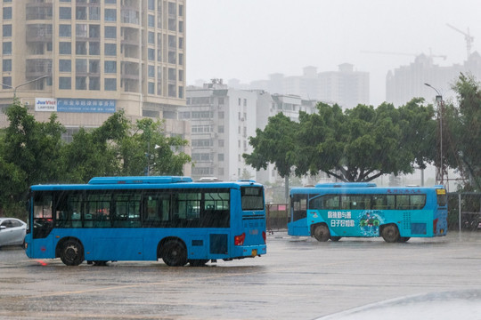 大雨下的公共汽车