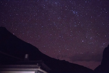 云南香格里拉虎跳峡夜晚风景