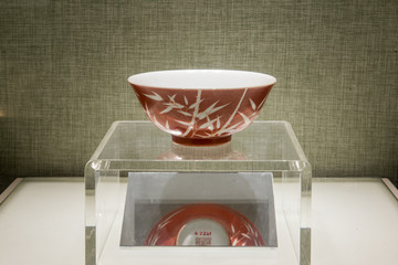 珊瑚红釉竹纹碗