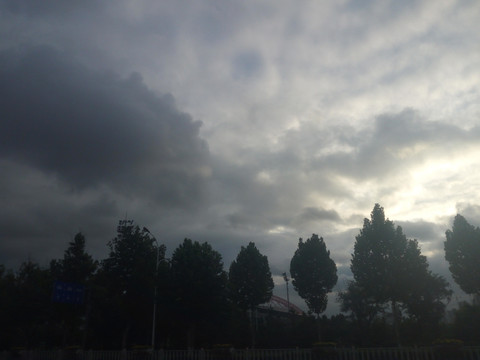 阴云密布下的天空