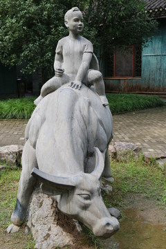 骑在牛背的放牛娃石雕像