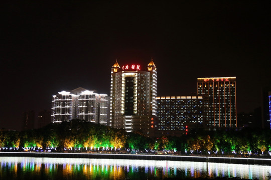 武汉中南南医院湖光夜景
