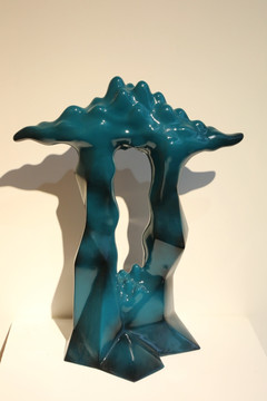 蓝色鱼尾纹形瓷雕