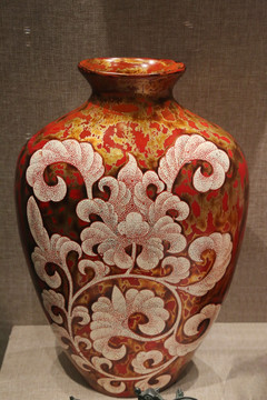 红釉花卉纹瓷瓶