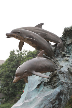 飞跃的海豚雕像