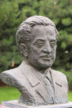 美国生物学家古德文平克斯铜雕像