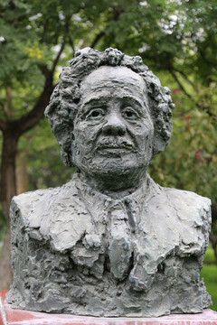 物理学家爱因斯坦铜雕像