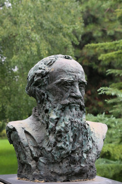 俄国作家列夫托尔斯泰铜雕像