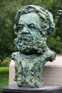 挪威戏剧家易卜生铜雕像