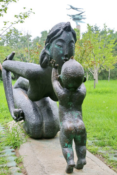 韩美林铜雕母子人生美好