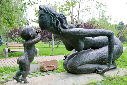 韩美林铜雕母子情人生美好