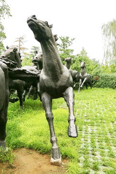 铜雕奔驰的群马