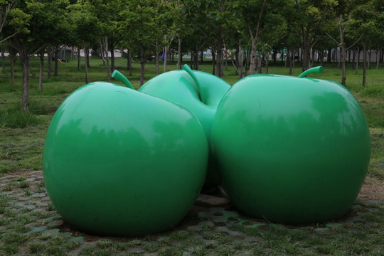 绿色的大苹果雕像