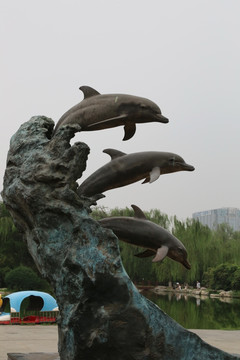 铜雕飞跃的海豚