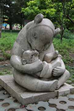 石雕熊妈妈抱熊宝宝
