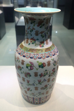 清代寿桃喜字纹瓷瓶