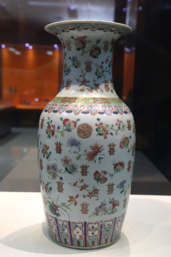 清代的寿桃喜字纹瓷瓶