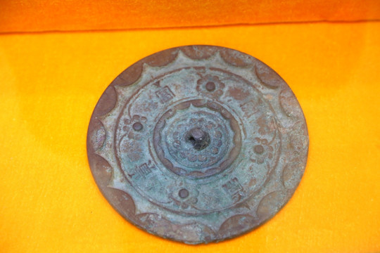 古代花纹铜镜